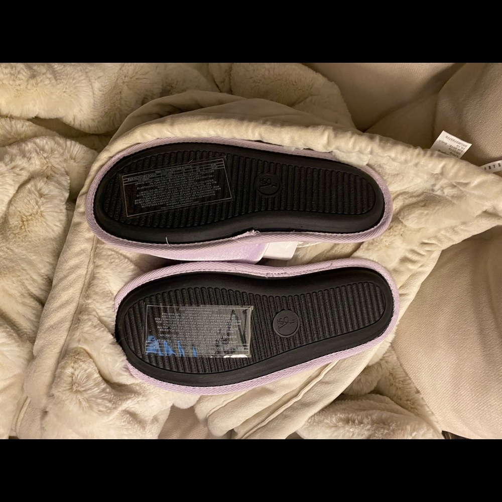Slippers NWT - Picture 3 of 4